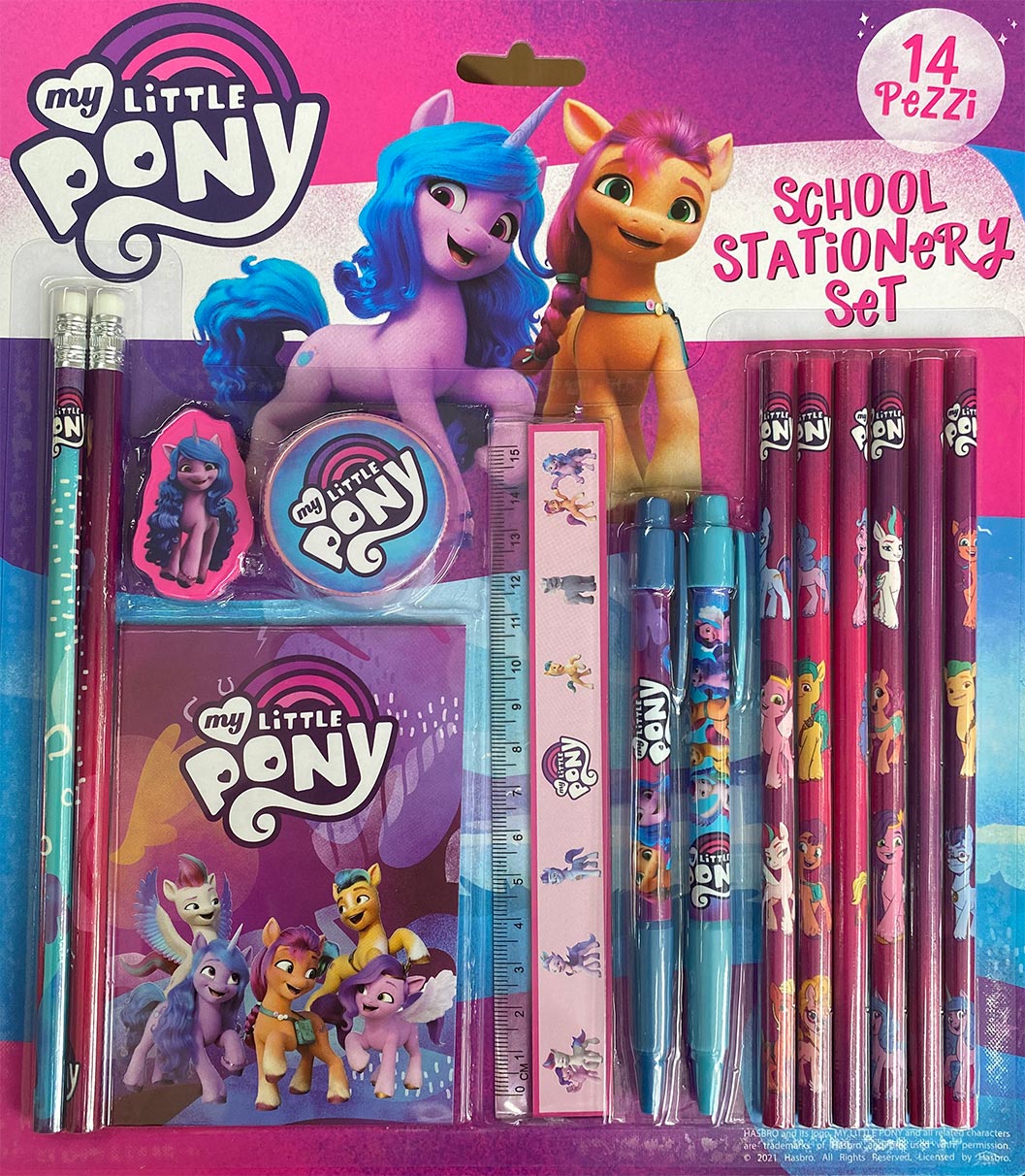 Sunny, Izzy e i loro fantastici amici ti aspettano con l’indispensabile set per la scuola: 14 pezzi tra matite, penne e gomma per portare sempre con te i tuoi amati Pony.
